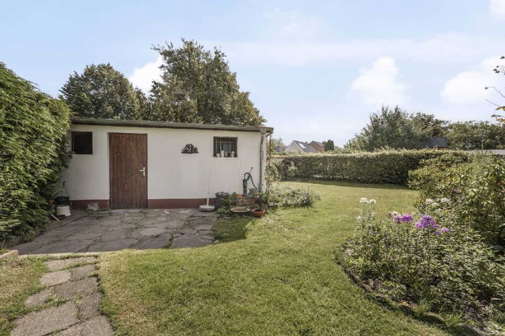 Gartenansicht mit Gartenhaus