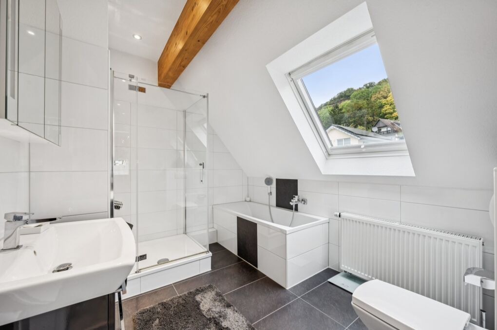 Modernes Elternbad mit Dusche und Wanne