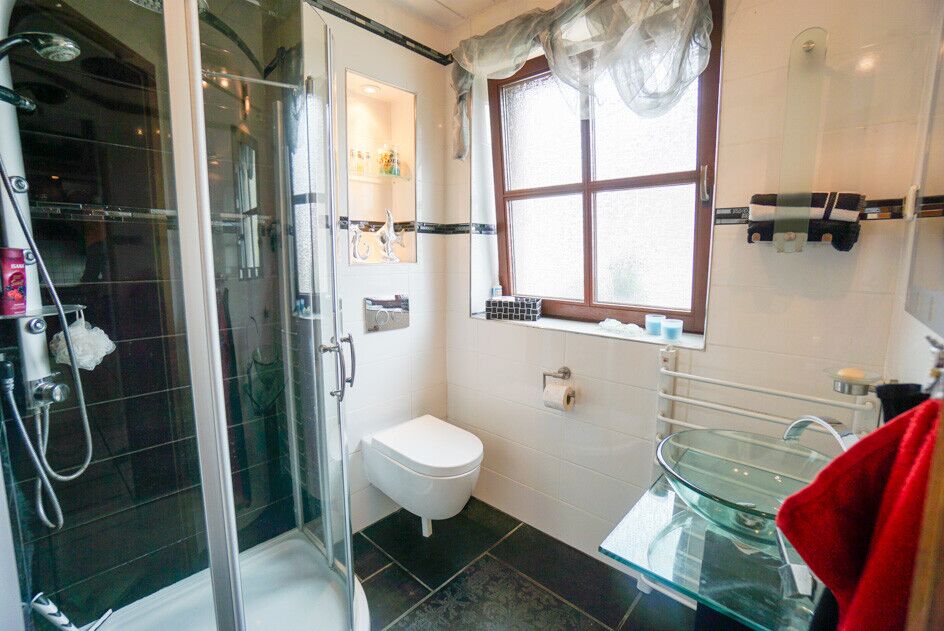 Gäste-WC mit Dusche