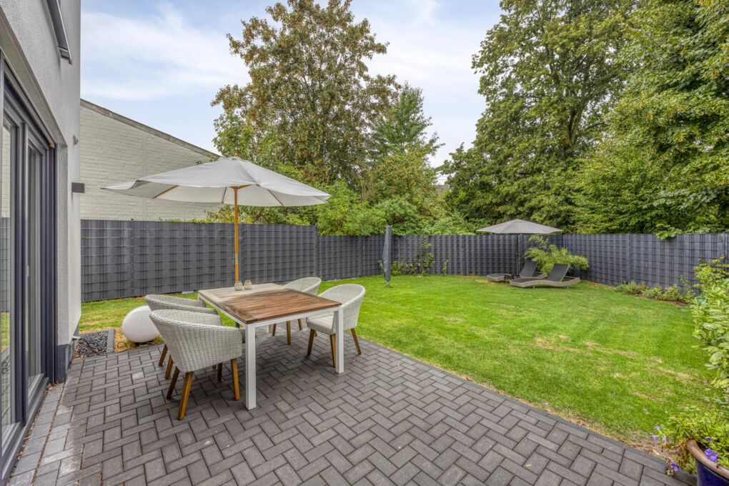 Terrasse und Garten mit Blick auf Baumbestand