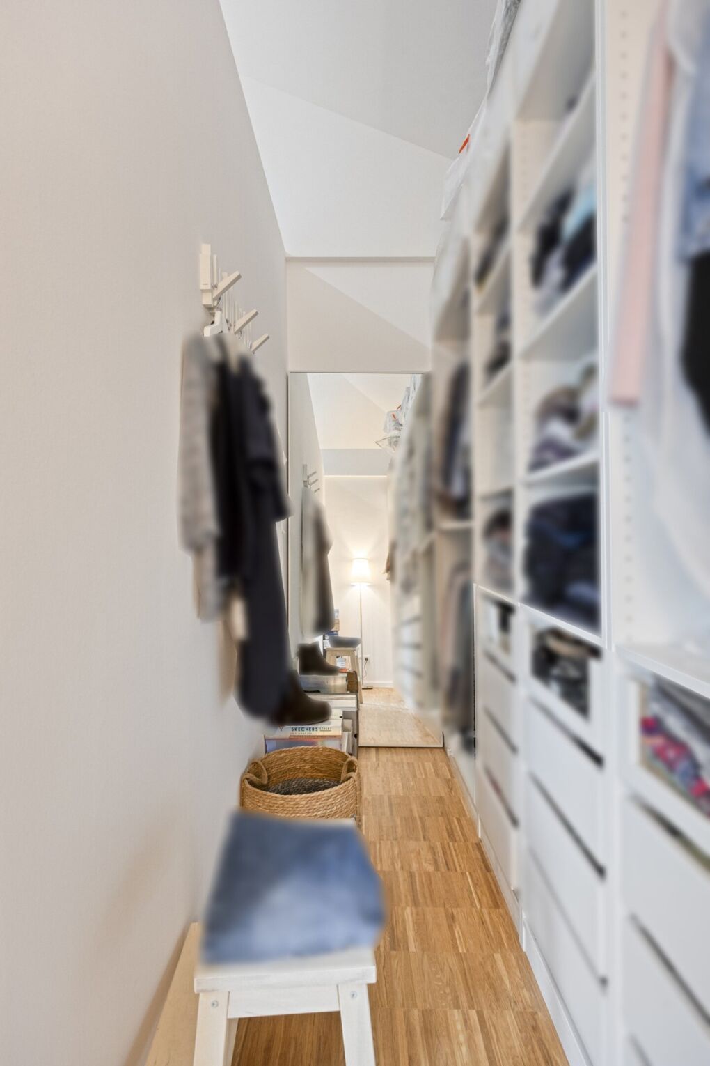 Großzügiger begehbarer Kleiderschrank