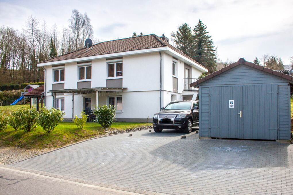 Hausansicht mit Garage
