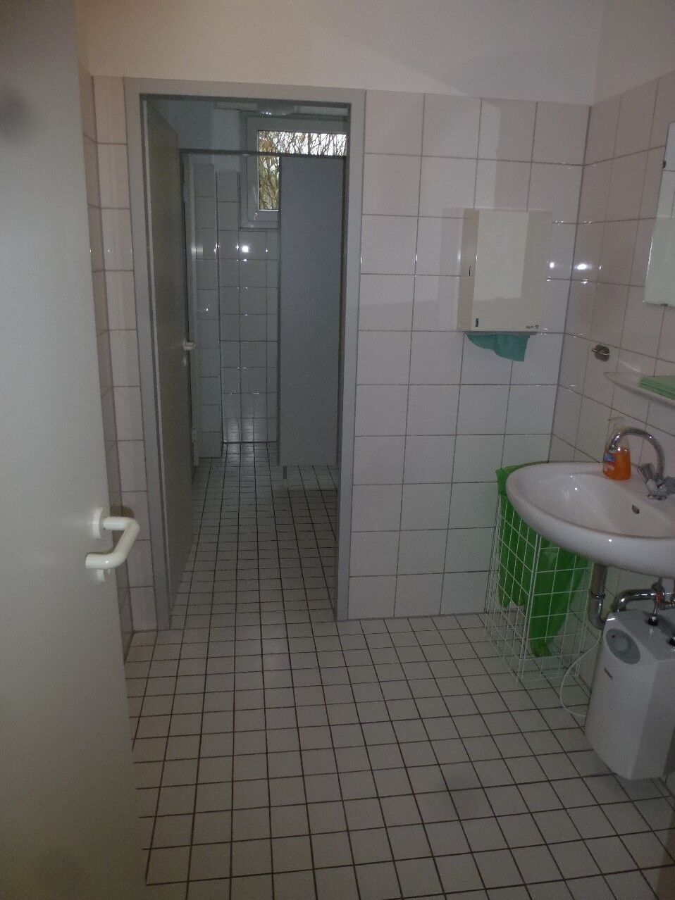 Getrennte Damen und Herren WC Anlagen mit Tageslicht
