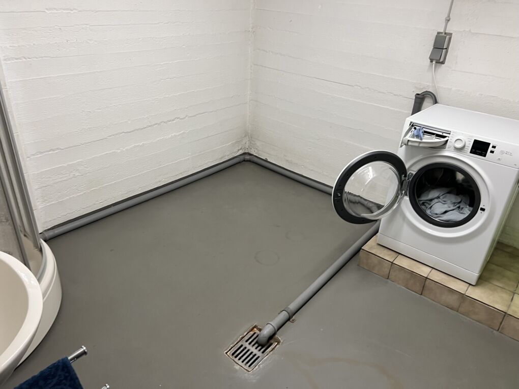Hauswirtschaftsraum mit Dusche