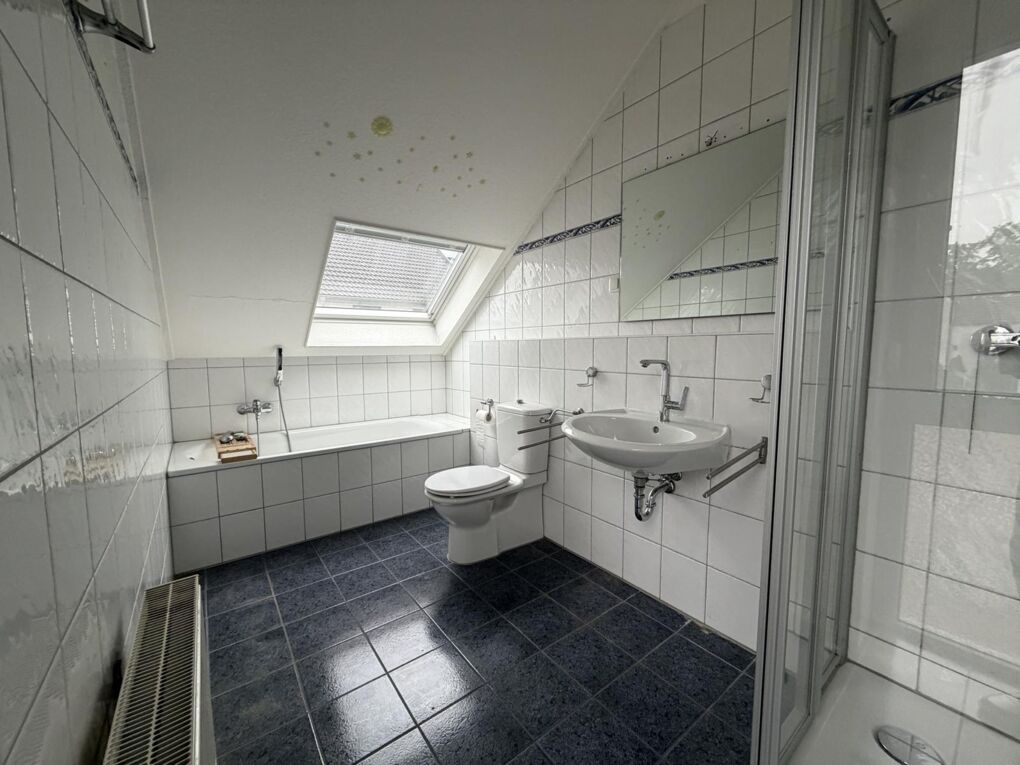 Badezimmer mit Wanne...