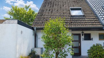 Hausansicht / Hintergrund KI-bearbeitet