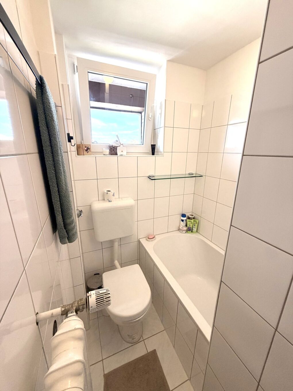 Bad mit Wanne + Fenster