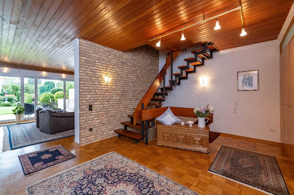 Blick auf Wohnzimmer und Treppe ins 1. OG