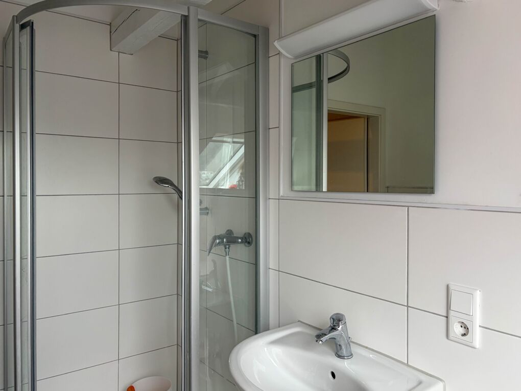 Badezimmer mit Dusche und Wanne