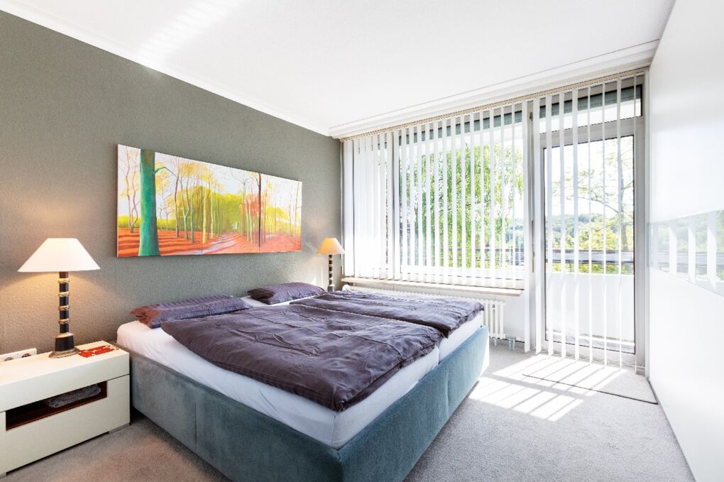 großzügiges Schlafzimmer
