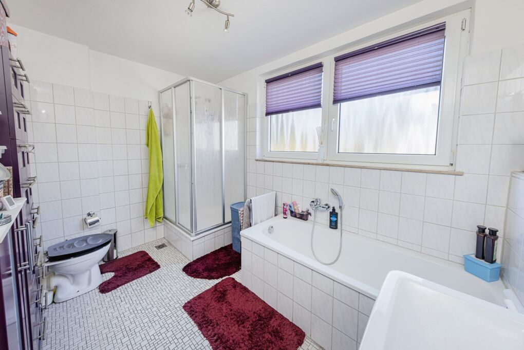 Tageslichtbad mit Dusche und Wanne