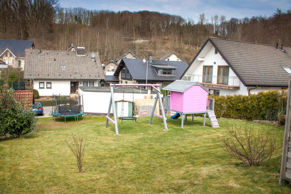 Grundstück mit Spielplatz