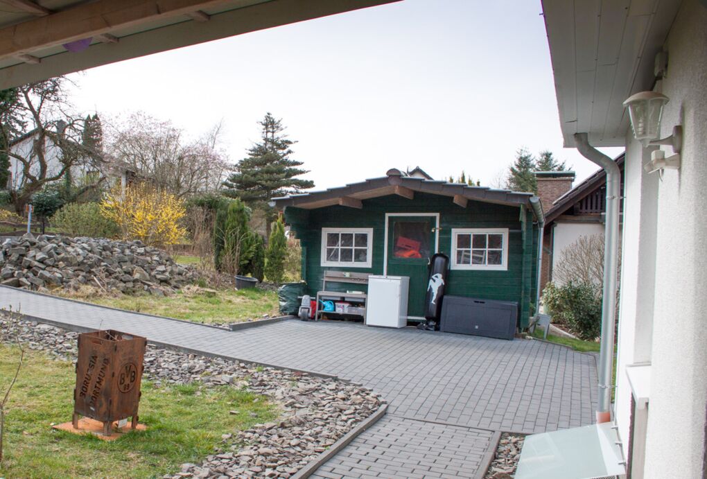 OG Blick von der Terrasse zum Gartenhaus