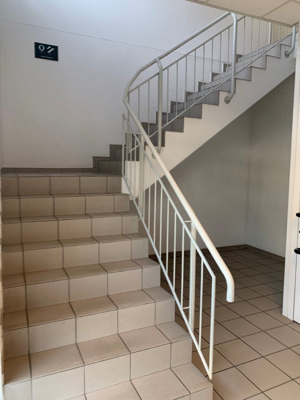gepflegtes Treppenhaus Zugang zur Mietfläche