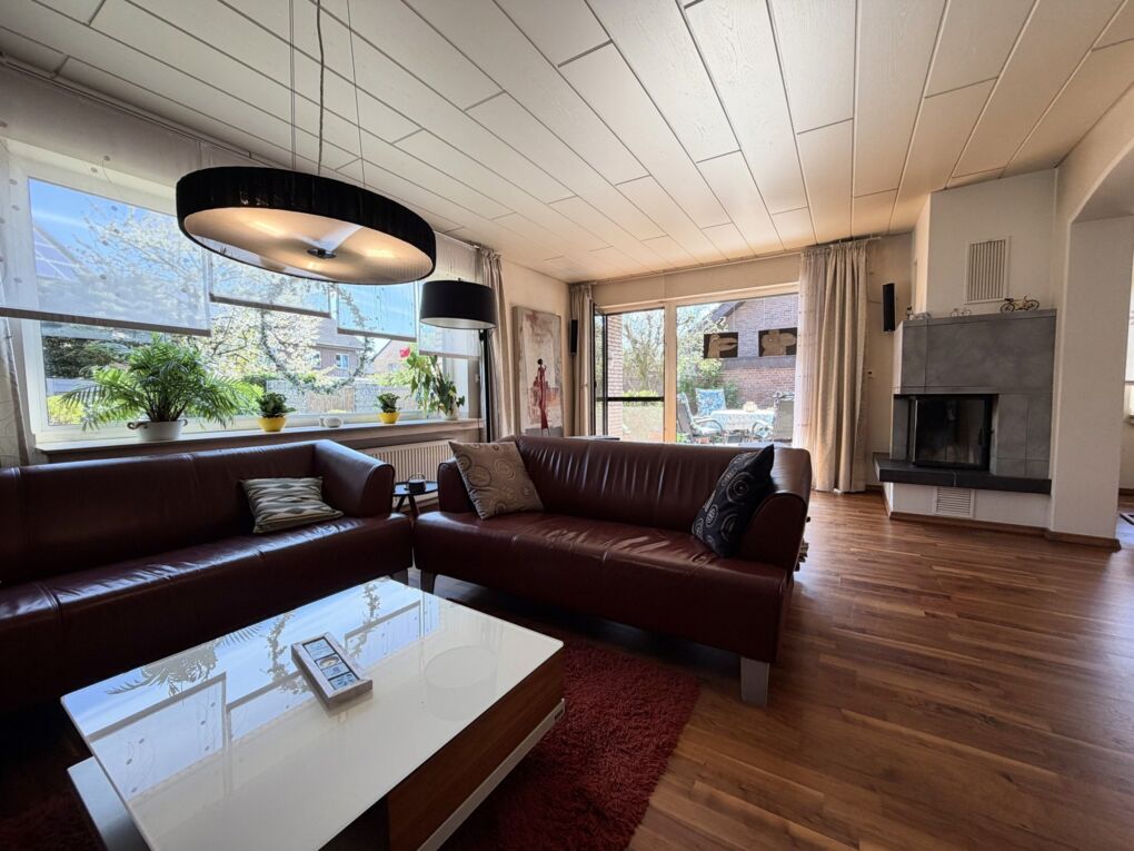 Wohnzimmer mit Terrassenaustritt