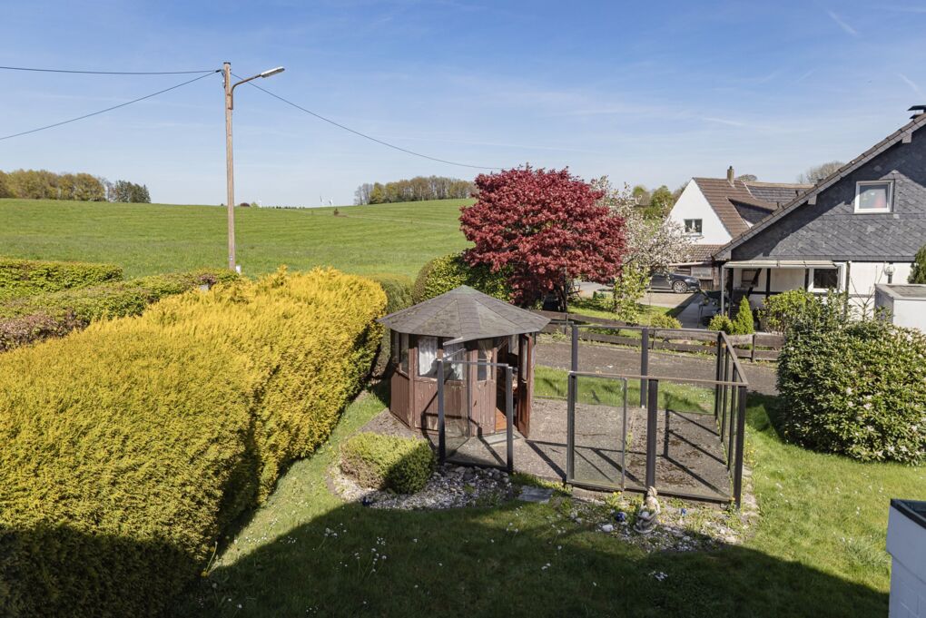 Blick in den Garten und darüber hinaus
