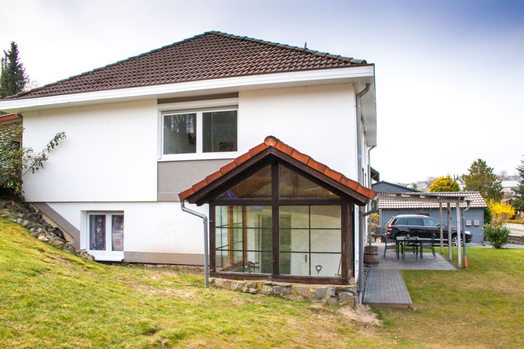 Haus seitlich mit kleinem Wintergarten