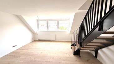 Wohnzimmer mit Treppe