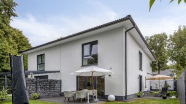 Gartenansicht der modernen Doppelhaushälfte
