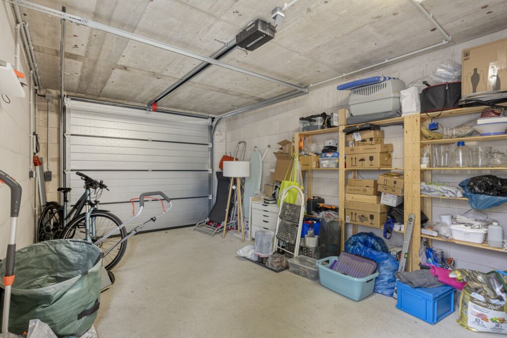 Große Garage mit zusätzlichem Stauraum