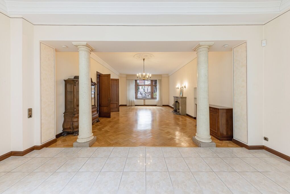 großzügiges Wohzimmer