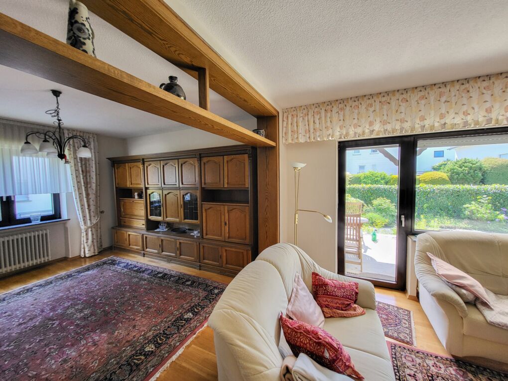 Wohn-Esszimmer mit Zugang zur Terrasse