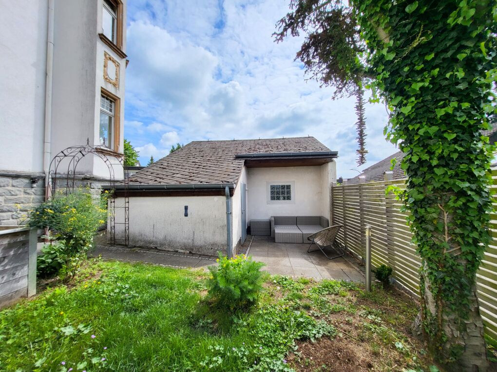 Sitzecke hinter der Garage