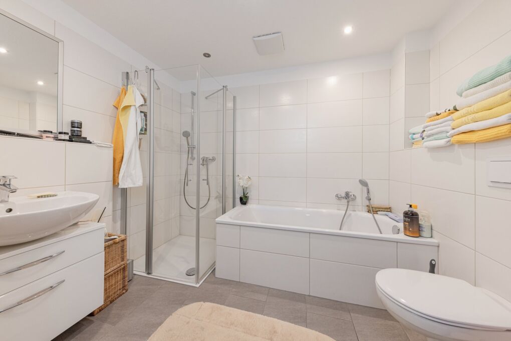 Badezimmer mit Dusche und Wanne