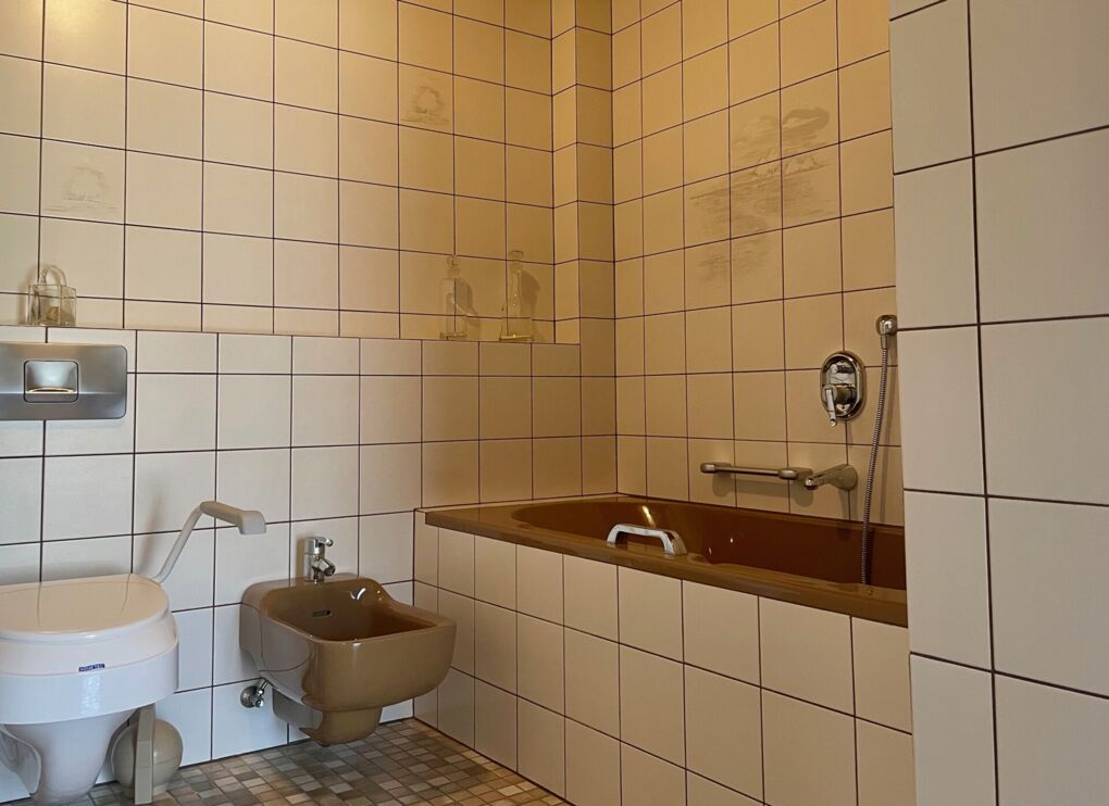 Bad mit Wanne und Bidet (EG)