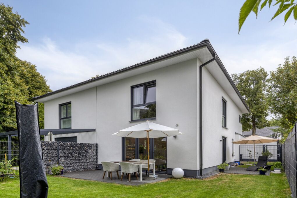 Gartenansicht der modernen Doppelhaushälfte