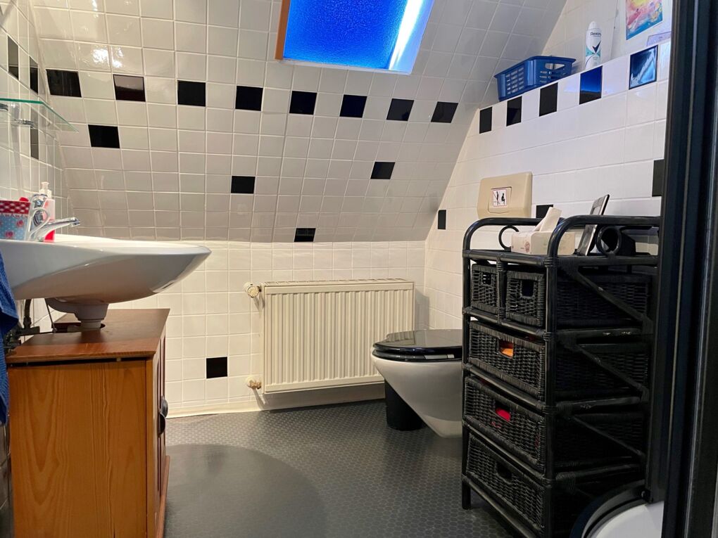 Bad mit Dusche (DG)