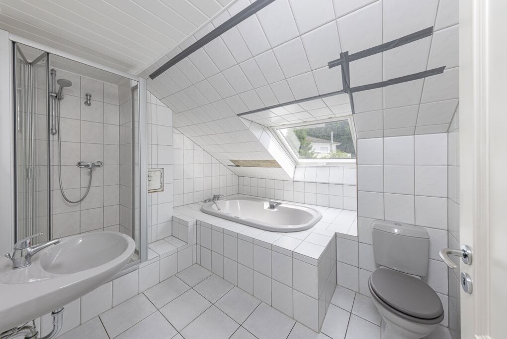 Familienbad mit Wanne, Dusche und Fenster