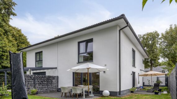 Gartenansicht der modernen Doppelhaushälfte
