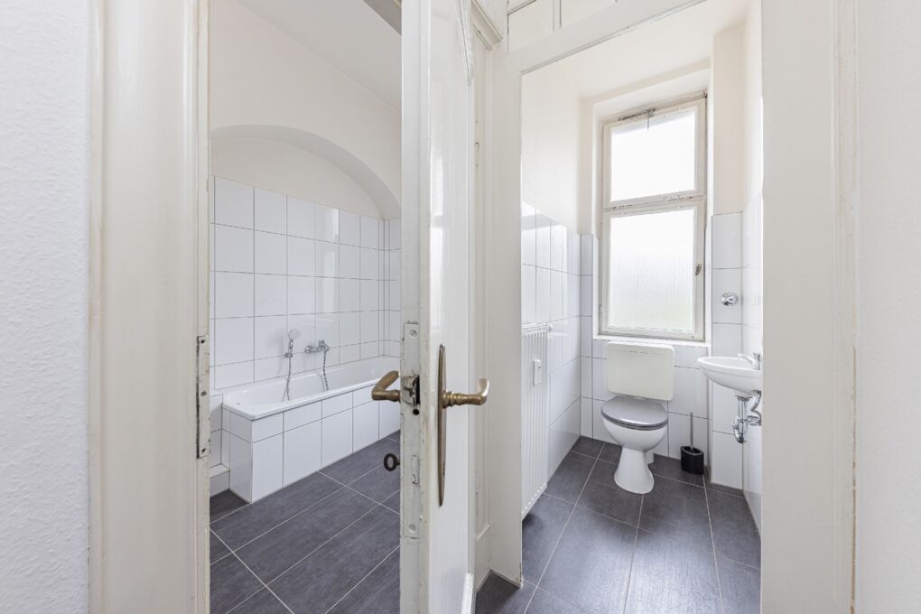 OG: Badezimmer mit separatem WC