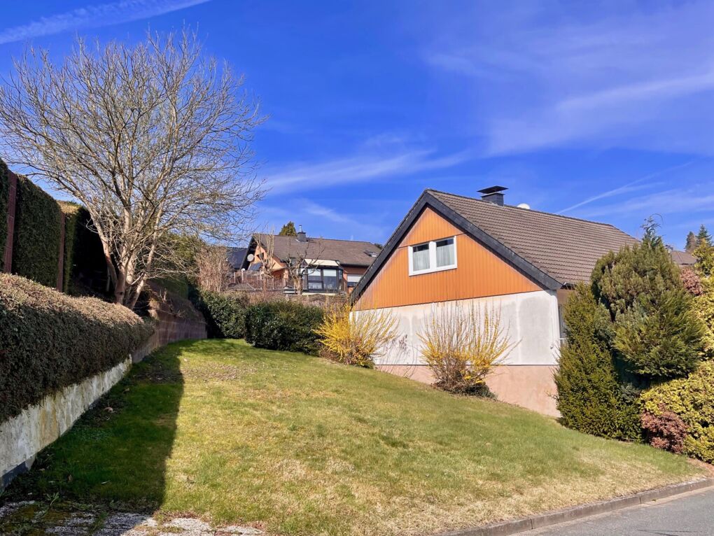 Grundstück neben dem Haus