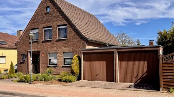 Einfam.-Haus mit Einliegerwhg. ...