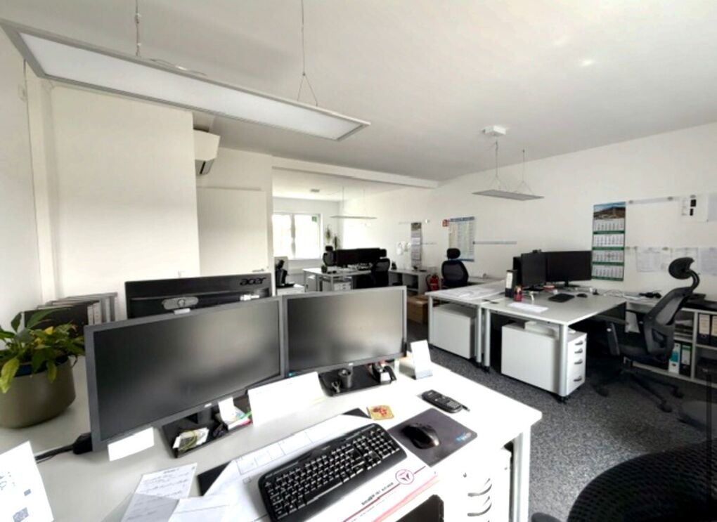 Großes Büro
