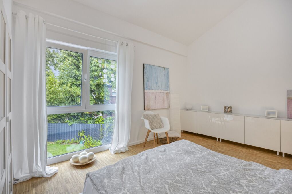 Schlafzimmer mit Blick ins Grüne