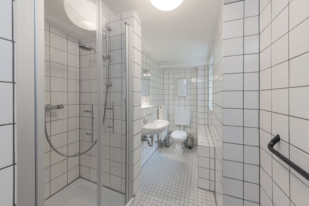 Appartement: Tageslichtbadezimmer mit Dusche