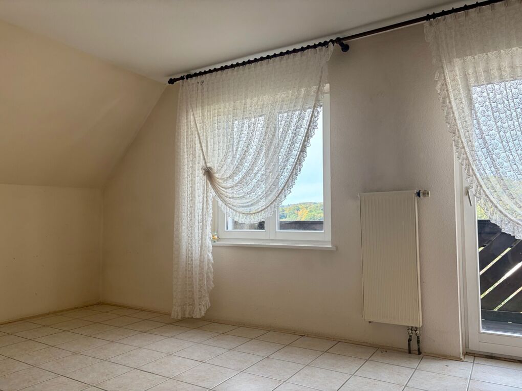 Schlafzimmer mit Zugang zum Balkon (DG)