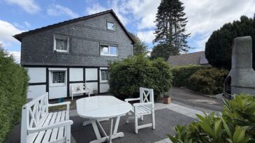 Hausansicht mit Terrasse