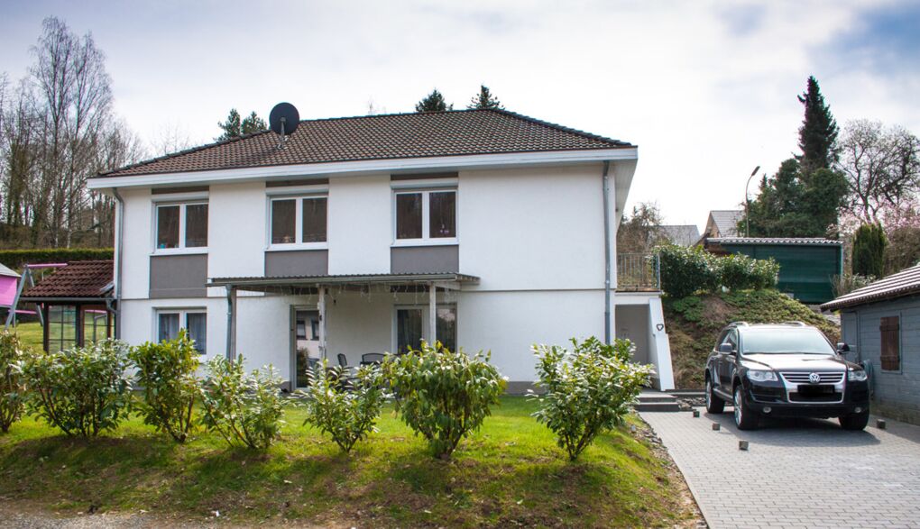 Hausansicht mit Parkplatz