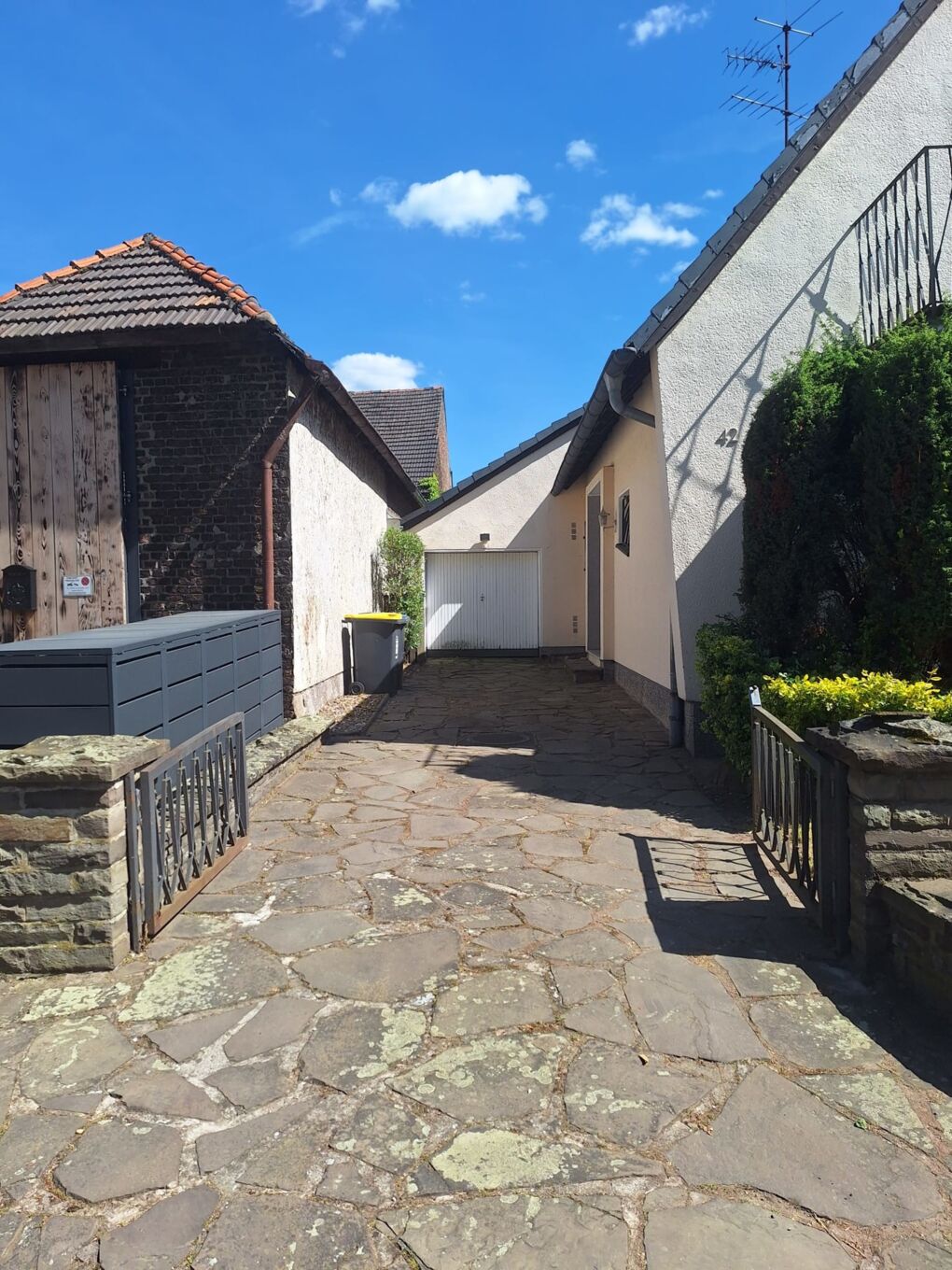Einfahrt / Garage
