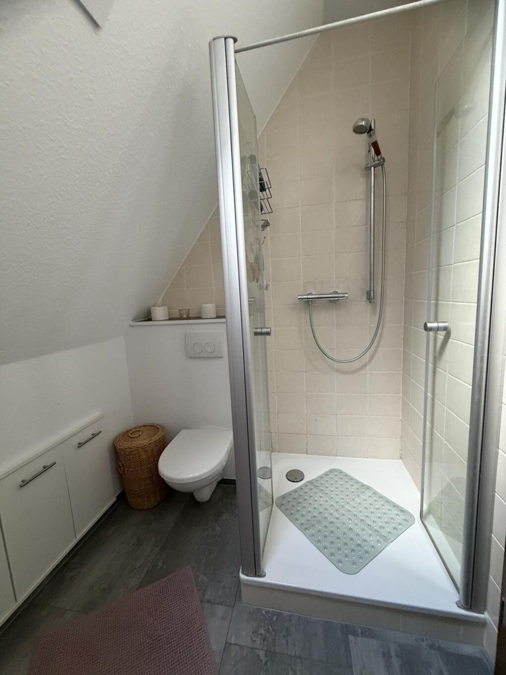 ... mit Dusche im DG