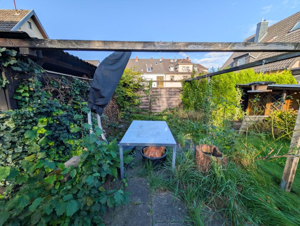 Terrasse und Gartenhütte
